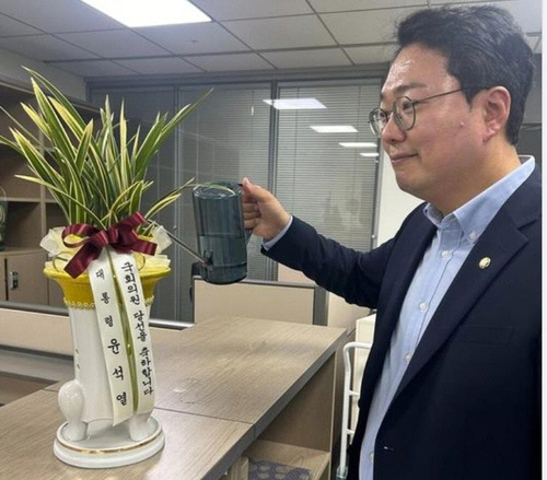 개혁신당 천하람 원내대표가 축하 난에 물을 주는 모습   [천 원내대표 페이스북 캡처]